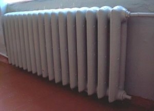 Радиатор отопления в комнате