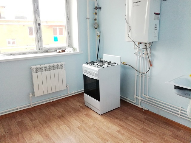 Кухонное помещение – пока без мебели, сразу после завершения работ по монтажу газового настенного котла и всей системы отопления.